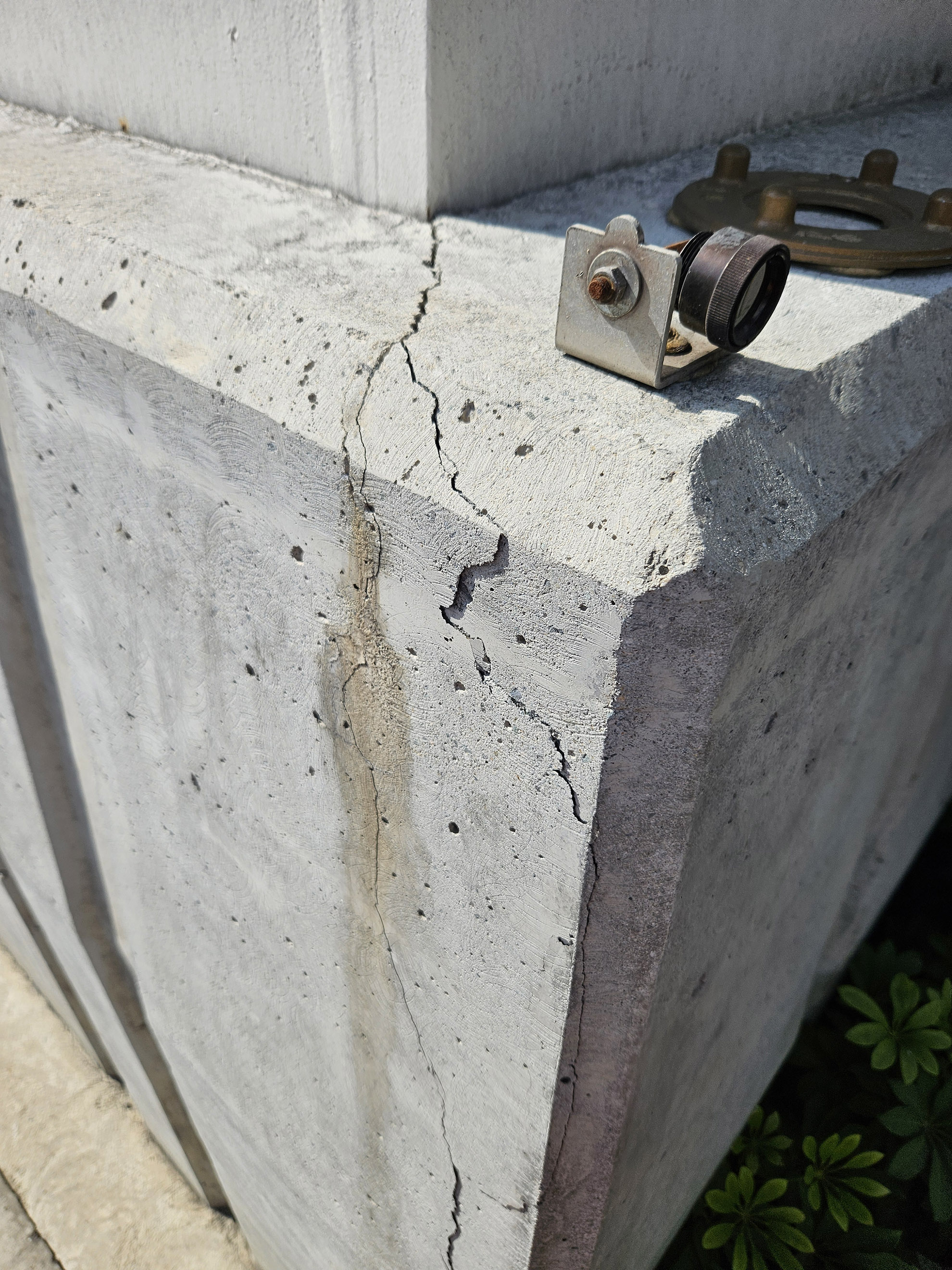 fissures dans le béton sur la partie du chemisage du poteau. 